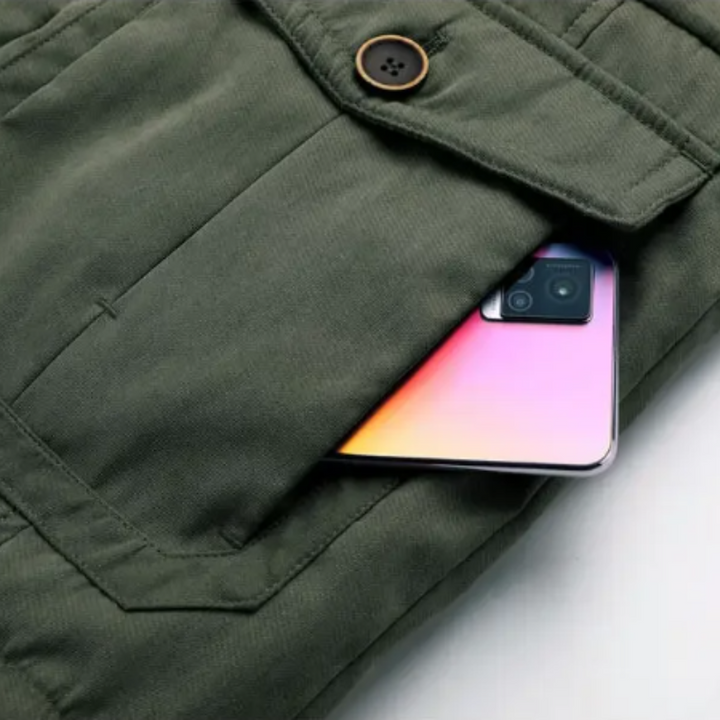 Elegancka pikowana kurtka na zewnątrz