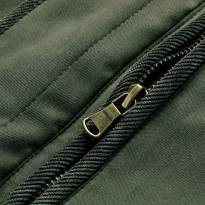 Elegancka pikowana kurtka na zewnątrz