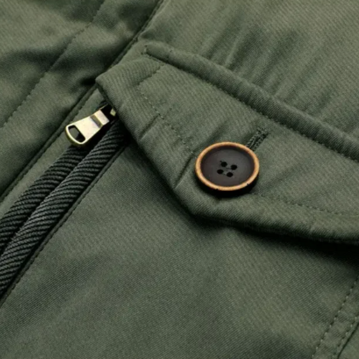 Elegancka pikowana kurtka na zewnątrz